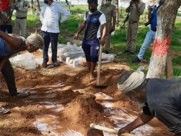up jhansi neelam married by changing religion dead body removed from grave tste | खळबळजनक! आंतरधर्मीय विवाह केलेल्या महिलेचा गूढ मृत्यू; तब्बल 11 दिवसांनी कबरीतून बाहेर काढला मृतदेह up jhansi neelam married by changing religion dead body removed from grave tste | खळबळजनक! आंतरधर्मीय विवाह केलेल्या महिलेचा गूढ मृत्यू; तब्बल 11 दिवसांनी कबरीतून बाहेर काढला मृतदेह