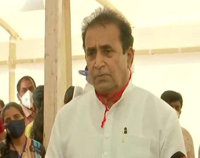 Another blow of ED to Anil Deshmukh, another close person was taken into custody | अनिल देशमुख यांना ईडीचा आणखी एक धक्का, अजून एका निकटवर्तीयाला घेतलं ताब्यात Another blow of ED to Anil Deshmukh, another close person was taken into custody | अनिल देशमुख यांना ईडीचा आणखी एक धक्का, अजून एका निकटवर्तीयाला घेतलं ताब्यात