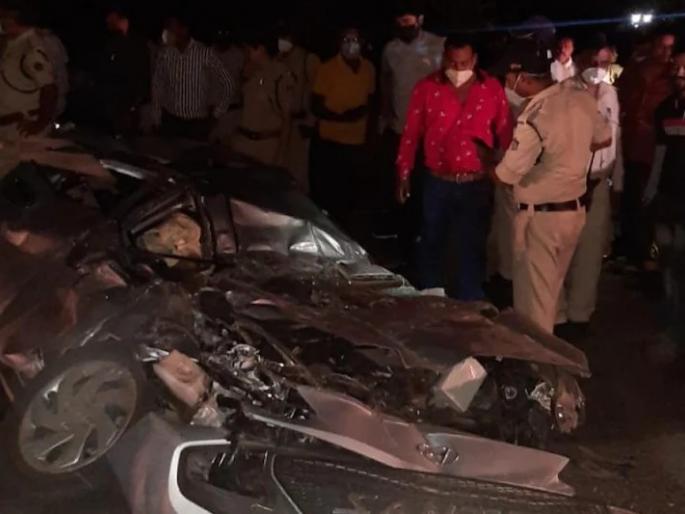 truck fell on the car, the car was crushed under the heavy truck, the husband and wife had a tragic end | भरधाव ट्रक कारवर पडला, कार अवजड ट्रकखाली दबून पती-पत्नीचा झाला करुण अंत truck fell on the car, the car was crushed under the heavy truck, the husband and wife had a tragic end | भरधाव ट्रक कारवर पडला, कार अवजड ट्रकखाली दबून पती-पत्नीचा झाला करुण अंत