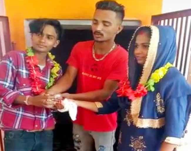 ludhiana two cousins sisters ran away from home and got married brother did kanyadaan video viral | बापरे! दोन बहिणी पडल्या एकमेकींच्या प्रेमात; पळून जाऊन बांधली लग्नगाठ, भावानेच केलं कन्यादान अन्... ludhiana two cousins sisters ran away from home and got married brother did kanyadaan video viral | बापरे! दोन बहिणी पडल्या एकमेकींच्या प्रेमात; पळून जाऊन बांधली लग्नगाठ, भावानेच केलं कन्यादान अन्...