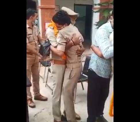 Video: Police hugged superior and the police cried loudly in uttar police | Video : वरिष्ठाला मिठी मारली अन् तो पोलीस ठसाठसा रडला Video: Police hugged superior and the police cried loudly in uttar police | Video : वरिष्ठाला मिठी मारली अन् तो पोलीस ठसाठसा रडला