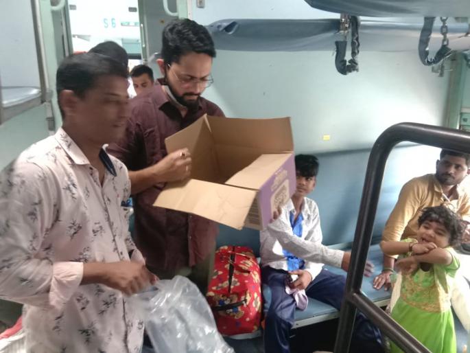 Help from NCP to passengers stranded in express | एक्सप्रेस मध्ये अडकलेल्या प्रवाशांना राष्ट्रवादीकडून मदत Help from NCP to passengers stranded in express | एक्सप्रेस मध्ये अडकलेल्या प्रवाशांना राष्ट्रवादीकडून मदत
