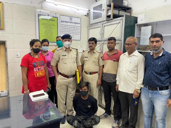 He said that he was meeting a 'king' of Bollywood, so he brought a young woman to Mumbai for human trafficking | Video : बॉलिवूडच्या 'बादशहा'ची भेट घडवतो म्हणून सांगितलं अन् तस्करीसाठी तरुणीला मुंबईत आणलं! He said that he was meeting a 'king' of Bollywood, so he brought a young woman to Mumbai for human trafficking | Video : बॉलिवूडच्या 'बादशहा'ची भेट घडवतो म्हणून सांगितलं अन् तस्करीसाठी तरुणीला मुंबईत आणलं!