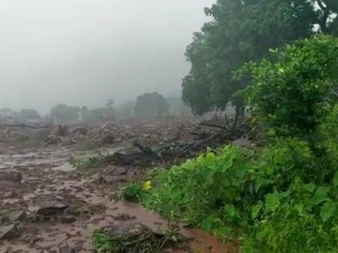 32 killed, many feared trapped under pile in Talai village in Mahad | मोठी दुर्घटना! महाडमधील तळीये गावात दरड कोसळली, ३५ जणांचा मृत्यू, अनेकजण ढिगाऱ्याखाली अडकल्याची भीती 32 killed, many feared trapped under pile in Talai village in Mahad | मोठी दुर्घटना! महाडमधील तळीये गावात दरड कोसळली, ३५ जणांचा मृत्यू, अनेकजण ढिगाऱ्याखाली अडकल्याची भीती