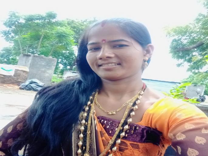 Excitement over the body of a married woman who went to the field with her husband | पतीसोबत शेतात गेलेल्या विवाहितेचा मृतदेह विहिरीत आढळल्याने खळबळ