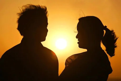 Husband was an obstacle in his illicit relationship with Brother-in-law, then his wife strangled him, a conspiracy to cover up the crime | दिरासोबतच्या अनैतिक संबंधात पती ठरत होता अडथळा, मग पत्नीनेच आवळला त्याचा गळा, गुन्हा लपवण्यासाठी रचलं असं कारस्थान