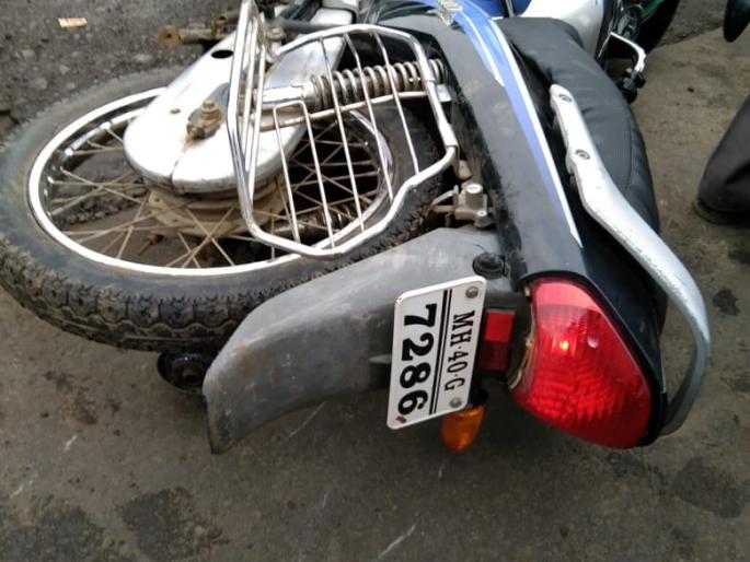 Two-wheeler driving woman killed, two injured in truck crash | ट्रकच्या धडकेत दुचाकीस्वार महिलेचा मृत्यू; दोन जखमी  Two-wheeler driving woman killed, two injured in truck crash | ट्रकच्या धडकेत दुचाकीस्वार महिलेचा मृत्यू; दोन जखमी