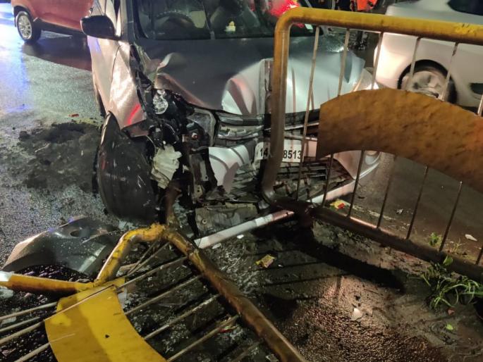 A four-wheeler crashing into a divider in Dhayari; Accidents are constantly happening due to mismanagement of the municipality | धायरीमध्ये दुभाजकाला धडकून चारचाकीचा अपघात; पालिकेच्या भोंगळ कारभारामुळे घडताहेत सतत दुर्घटना A four-wheeler crashing into a divider in Dhayari; Accidents are constantly happening due to mismanagement of the municipality | धायरीमध्ये दुभाजकाला धडकून चारचाकीचा अपघात; पालिकेच्या भोंगळ कारभारामुळे घडताहेत सतत दुर्घटना