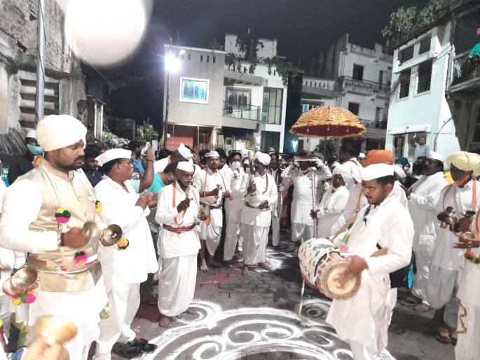 Shri Sant Tukaram Maharaj's Palkhi Sohala return in Dehu | 'ज्ञानोबा माऊली' 'तुकाराम' असा जयघोषात श्री संत तुकाराम महाराजांचा पालखी सोहळा रात्री उशीरा देहूत दाखल Shri Sant Tukaram Maharaj's Palkhi Sohala return in Dehu | 'ज्ञानोबा माऊली' 'तुकाराम' असा जयघोषात श्री संत तुकाराम महाराजांचा पालखी सोहळा रात्री उशीरा देहूत दाखल