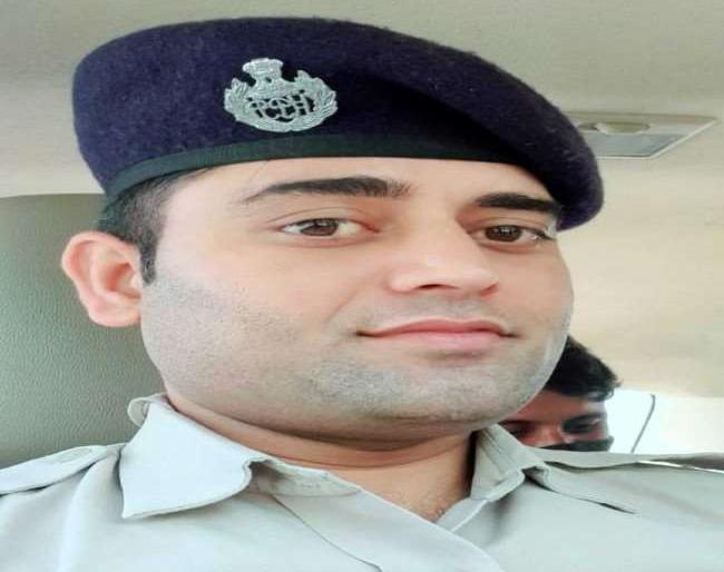 What do you say! The fate of a police constable changed in four hours and Became millionaire | काय सांगता! पोलीस कॉन्स्टेबलचे चार तासात बदलले नशीब अन् बनला कोट्याधीश What do you say! The fate of a police constable changed in four hours and Became millionaire | काय सांगता! पोलीस कॉन्स्टेबलचे चार तासात बदलले नशीब अन् बनला कोट्याधीश