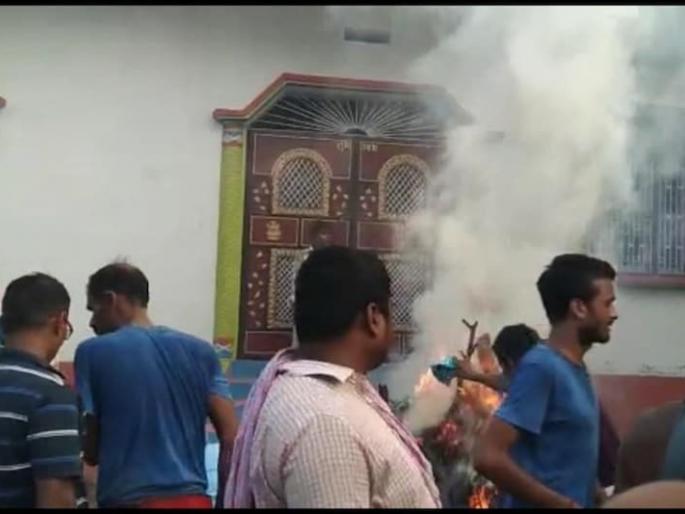 Young man murdered in love affair, angry family cremated in front of his girlfriend's house | प्रेमप्रकरणातून तरुणाची हत्या, गुप्तांगही कापले; त्यानंतर मृताच्या संतप्त कुटुंबीयांनी उचललं टोकाचं पाऊल आणि मग…  Young man murdered in love affair, angry family cremated in front of his girlfriend's house | प्रेमप्रकरणातून तरुणाची हत्या, गुप्तांगही कापले; त्यानंतर मृताच्या संतप्त कुटुंबीयांनी उचललं टोकाचं पाऊल आणि मग…