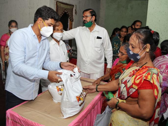 Helping hand to 2,000 flood victims in Warap, Kamba and Mharal areas in kalyan | वरप, कांबा आणि म्हारळ भागातील 2 हजार पूरग्रस्तांना मदतीचा हात Helping hand to 2,000 flood victims in Warap, Kamba and Mharal areas in kalyan | वरप, कांबा आणि म्हारळ भागातील 2 हजार पूरग्रस्तांना मदतीचा हात