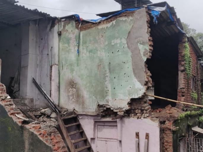 Part of a dangerous house in Bhiwandi collapsed; Safe release of two civilians | भिवंडीत धोकादायक घराचा भाग कोसळला; दोन नागरिकांची सुखरूप सुटका Part of a dangerous house in Bhiwandi collapsed; Safe release of two civilians | भिवंडीत धोकादायक घराचा भाग कोसळला; दोन नागरिकांची सुखरूप सुटका