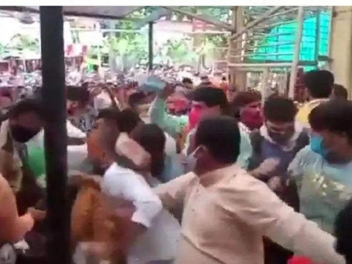 several injured in stampede like situation at mahakaleshwar temple in ujjain | अरे देवा! नियमावलीची एैशीतैशी, सोशल डिस्टंसिंगचा फज्जा; मंदिरात भाविकांची मोठी गर्दी, झाली चेंगराचेंगरी several injured in stampede like situation at mahakaleshwar temple in ujjain | अरे देवा! नियमावलीची एैशीतैशी, सोशल डिस्टंसिंगचा फज्जा; मंदिरात भाविकांची मोठी गर्दी, झाली चेंगराचेंगरी