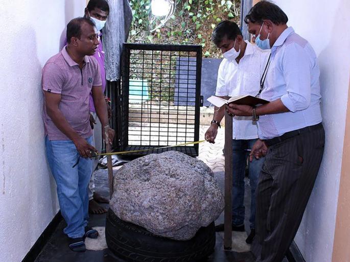 The precious gem found while digging a well is worth Rs 750 crore in Sri Lanka | विहीर खोदत असताना सापडलं असं अनमोल रत्न, किंमत आहे तब्बल ७५० कोटी रुपये The precious gem found while digging a well is worth Rs 750 crore in Sri Lanka | विहीर खोदत असताना सापडलं असं अनमोल रत्न, किंमत आहे तब्बल ७५० कोटी रुपये
