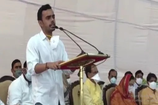 The son of Madhya Pradesh Chief Minister Shivraj Singh Chauhan decided to go to America instead of politics | या मुख्यमंत्र्यांच्या पुत्राने घेतला राजकारणाऐवजी अमेरिकेला जाण्याचा निर्णय, भाजपाचा केला असा उल्लेख The son of Madhya Pradesh Chief Minister Shivraj Singh Chauhan decided to go to America instead of politics | या मुख्यमंत्र्यांच्या पुत्राने घेतला राजकारणाऐवजी अमेरिकेला जाण्याचा निर्णय, भाजपाचा केला असा उल्लेख