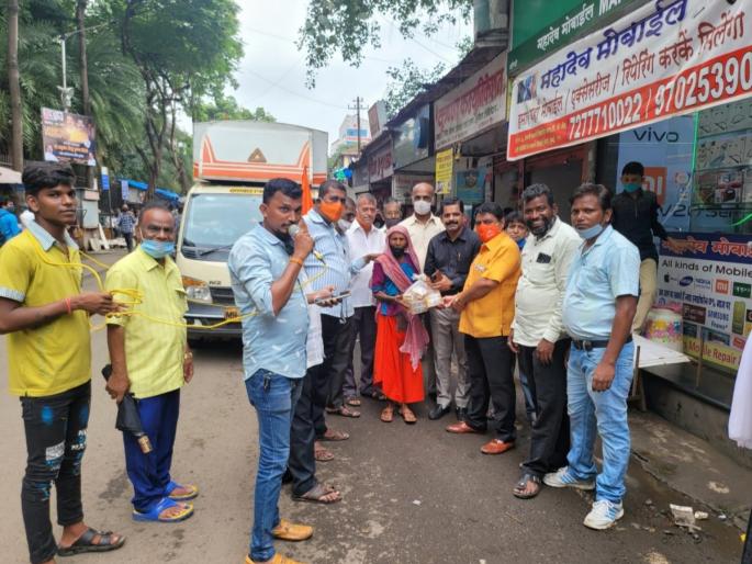following the religion of humanity one grandmother gave biscuits for the flood victims | माणूसकीचा धर्म पाळत पूरग्रस्तांसाठी आजीने दिले चक्क बिस्किटाचे पूडे following the religion of humanity one grandmother gave biscuits for the flood victims | माणूसकीचा धर्म पाळत पूरग्रस्तांसाठी आजीने दिले चक्क बिस्किटाचे पूडे