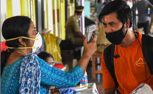 Coronavirus: Corona outbreak, severe weekend lockdown in Kerala, center to send team | Coronavirus: कोरोना रुग्णसंख्येत भयावह वाढ, या राज्यात कठोर विकेंड लॉकडाऊन, केंद्रही पथक पाठवणार