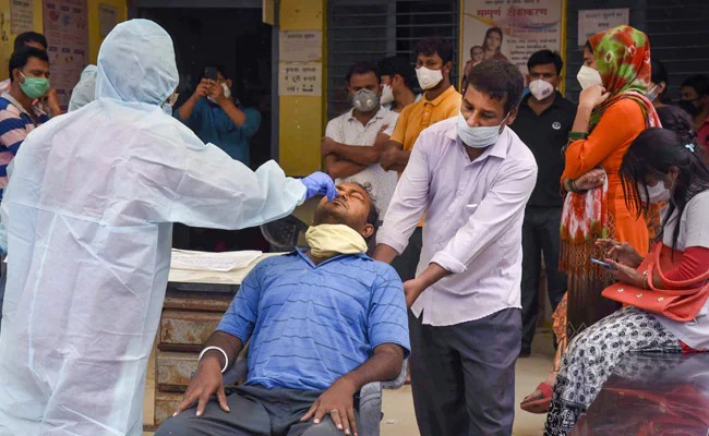 Coronavirus: Coronavirus threat persists, rules enforced by Center till August 31, emphasis on these five-point strategy | Coronavirus: कोरोनाचा धोका कायम, केंद्राने ३१ ऑगस्टपर्यंत लागू केले असे नियम, या पाच सूत्री रणनीतीवर असेल भर  Coronavirus: Coronavirus threat persists, rules enforced by Center till August 31, emphasis on these five-point strategy | Coronavirus: कोरोनाचा धोका कायम, केंद्राने ३१ ऑगस्टपर्यंत लागू केले असे नियम, या पाच सूत्री रणनीतीवर असेल भर