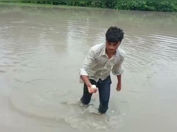 A flood of eggs came to the river, people jumped to collect | नदीला आला अंड्यांचा महापूर, गोळा करण्यासाठी लोकांनी मारल्या उड्या A flood of eggs came to the river, people jumped to collect | नदीला आला अंड्यांचा महापूर, गोळा करण्यासाठी लोकांनी मारल्या उड्या