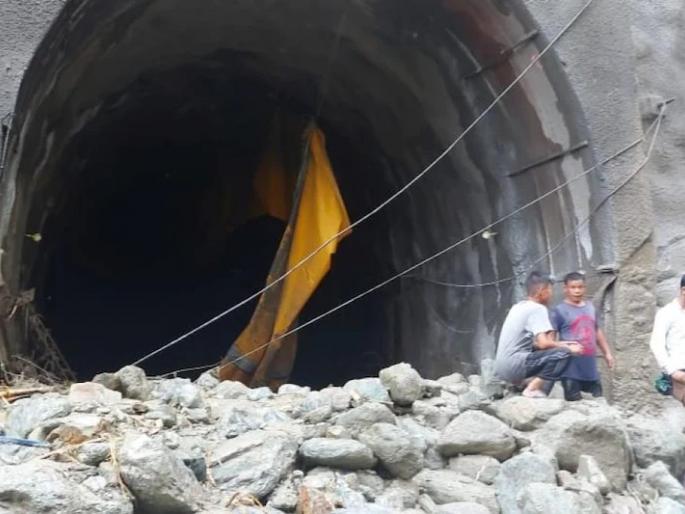 Landslide in Sikkim, The laborers working in the railway tunnel were carried away | मुसळधार पावसामुळे कोसळली दरड, रेल्वेच्या बोगद्यात काम करणारे मजूर गेले वाहून, एकाचा मृत्यू  Landslide in Sikkim, The laborers working in the railway tunnel were carried away | मुसळधार पावसामुळे कोसळली दरड, रेल्वेच्या बोगद्यात काम करणारे मजूर गेले वाहून, एकाचा मृत्यू
