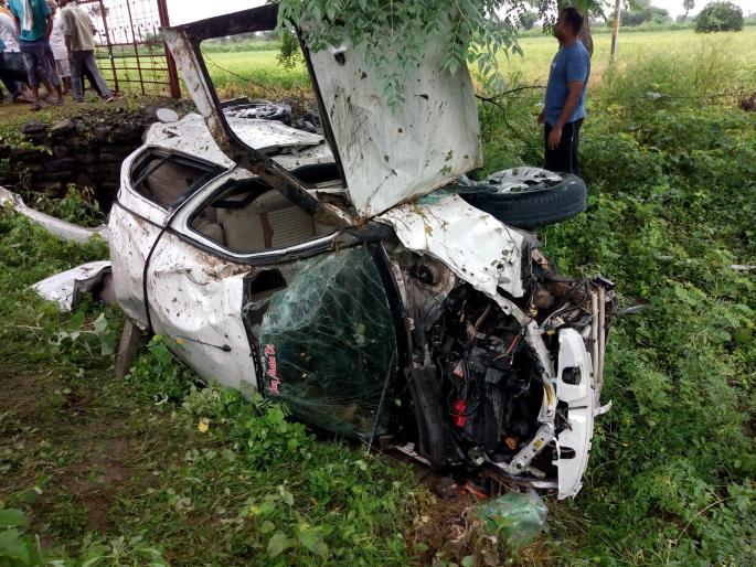 Car accident on Amravati-Nagpur highway, three died on the spot | कारचे नियंत्रण सुटून भीषण अपघात, तिघांचा जागीच मृत्यू, एकाचा मृतदेह झाडावर, दुसरा गाडीत तर तिसरा नालीत Car accident on Amravati-Nagpur highway, three died on the spot | कारचे नियंत्रण सुटून भीषण अपघात, तिघांचा जागीच मृत्यू, एकाचा मृतदेह झाडावर, दुसरा गाडीत तर तिसरा नालीत