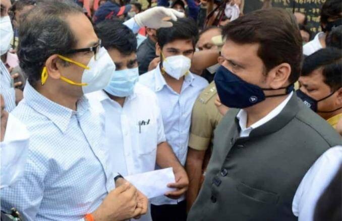 Chief Minister Uddhav Thackeray & Devendra Fadnavis' 'those three and a half minutes' are in good discussion | मुख्यमंत्री ठाकरे-फडणवीस यांची ‘ती साडेतीन मिनिटे’ भलतीच चर्चेत Chief Minister Uddhav Thackeray & Devendra Fadnavis' 'those three and a half minutes' are in good discussion | मुख्यमंत्री ठाकरे-फडणवीस यांची ‘ती साडेतीन मिनिटे’ भलतीच चर्चेत