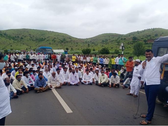 Angry farmers block national highway due to Aranwadi lake's Sandawa broke case | सांडवा फोडल्याप्रकरणी संतत्प शेतकऱ्यांनी राष्ट्रीय महामार्ग अडवला Angry farmers block national highway due to Aranwadi lake's Sandawa broke case | सांडवा फोडल्याप्रकरणी संतत्प शेतकऱ्यांनी राष्ट्रीय महामार्ग अडवला