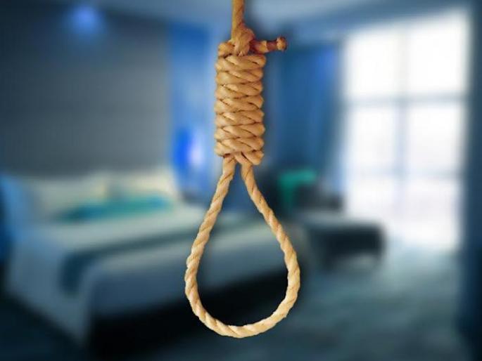 The stench was coming from the flat; When the door was opened, the bodies of the two sisters were hanging | फ्लॅटमधून येत होता दुर्गंध; दरवाजा उघडला तर लटकत होते दोघी बहिणींचे मृतदेह The stench was coming from the flat; When the door was opened, the bodies of the two sisters were hanging | फ्लॅटमधून येत होता दुर्गंध; दरवाजा उघडला तर लटकत होते दोघी बहिणींचे मृतदेह