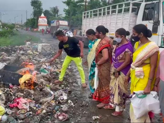Kalyan Dombivali Garbage Disposal Issue in 27 Village | 27 गावातील कचऱ्याचा प्रश्न ऐरणीवर! नगरसेवकासह संतप्त नागरिकांनी पेटवला कचरा Kalyan Dombivali Garbage Disposal Issue in 27 Village | 27 गावातील कचऱ्याचा प्रश्न ऐरणीवर! नगरसेवकासह संतप्त नागरिकांनी पेटवला कचरा