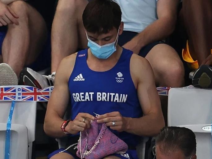 Tokyo Olympics: Tom Daly's Olympic Gold, Purse and Knitting! | Tokyo Olympics: टॉम डेलीचं ऑलिम्पिक गोल्ड, बटवा आणि विणकाम! Tokyo Olympics: Tom Daly's Olympic Gold, Purse and Knitting! | Tokyo Olympics: टॉम डेलीचं ऑलिम्पिक गोल्ड, बटवा आणि विणकाम!