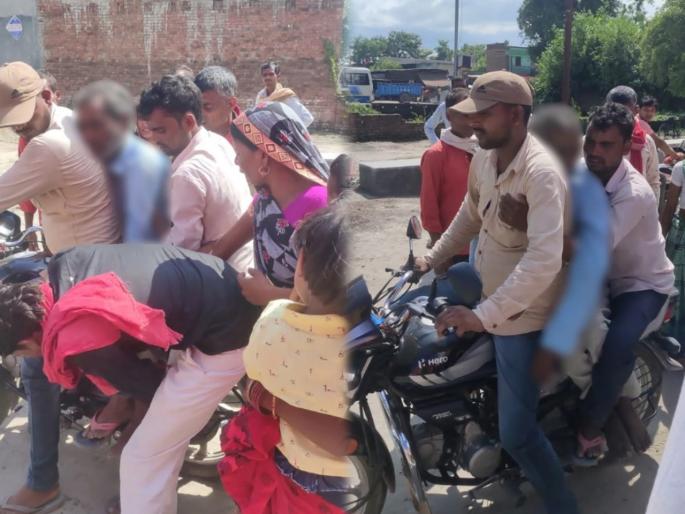 up lakhimpur kheri ambulance father death body bike sons | हृदयद्रावक! रुग्णवाहिका न मिळाल्याने हतबल मुलांनी बाईकवरून घरी आणला वडिलांचा मृतदेह up lakhimpur kheri ambulance father death body bike sons | हृदयद्रावक! रुग्णवाहिका न मिळाल्याने हतबल मुलांनी बाईकवरून घरी आणला वडिलांचा मृतदेह