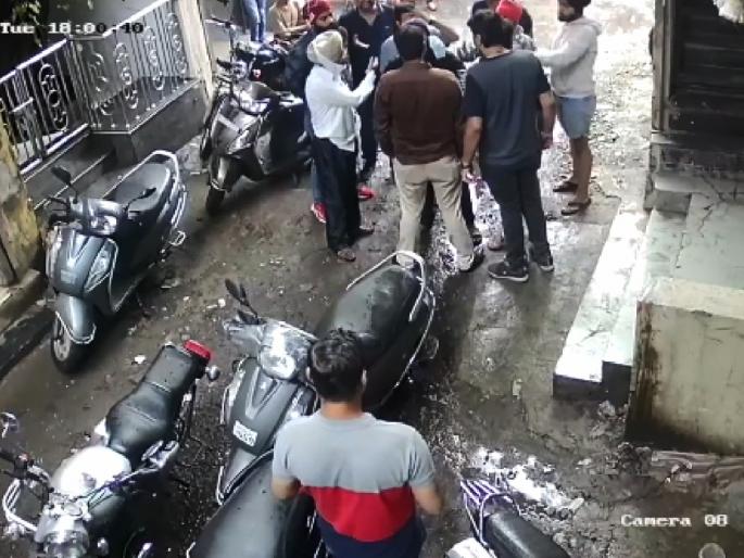 Fighting in the market over the reason for setting the tempo in front of the shop; One seriously injured | दुकानासमोर टेम्पो उभा केल्याच्या कारणावरून मार्केटमध्ये व्यापाऱ्यात हाणामारी; एकजण गंभीर जखमी Fighting in the market over the reason for setting the tempo in front of the shop; One seriously injured | दुकानासमोर टेम्पो उभा केल्याच्या कारणावरून मार्केटमध्ये व्यापाऱ्यात हाणामारी; एकजण गंभीर जखमी