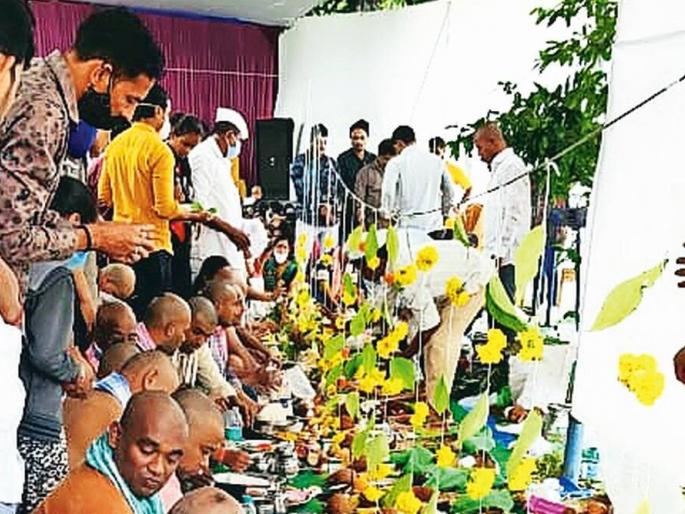 Tears of relatives burst in the pond during the post-apocalypse, memories of awakened aptas | उत्तरकार्यावेळी तळीयेमध्ये फुटला नातलगांच्या अश्रूंचा बांध, जागविल्या आप्तांच्या आठवणी Tears of relatives burst in the pond during the post-apocalypse, memories of awakened aptas | उत्तरकार्यावेळी तळीयेमध्ये फुटला नातलगांच्या अश्रूंचा बांध, जागविल्या आप्तांच्या आठवणी