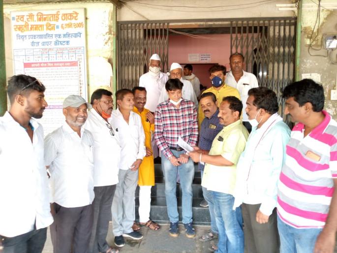 Power outage in Parli; There are 20 power cuts in 24 hours | परळीत विजेचा लपंडाव; २४ तासात २० वेळा असते वीज गायब Power outage in Parli; There are 20 power cuts in 24 hours | परळीत विजेचा लपंडाव; २४ तासात २० वेळा असते वीज गायब