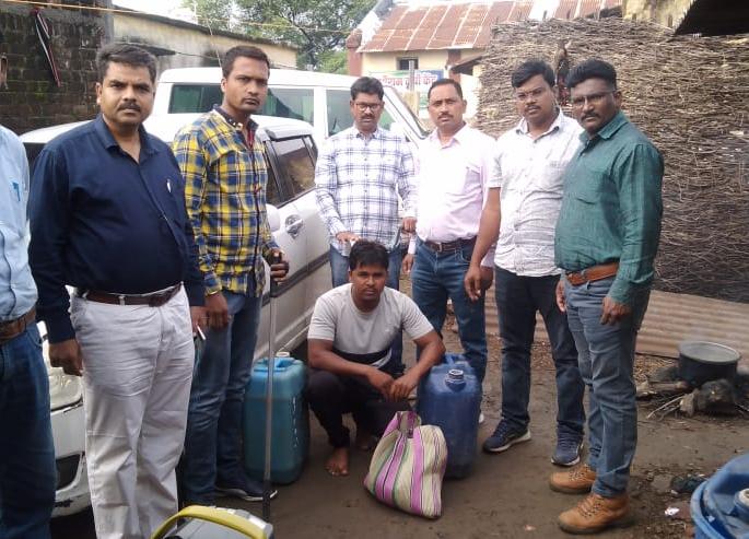 One arrested for demolishing fake liquor factory at Tiwari; Action taken by Excise Squad | तिवरी येथे बनावट दारू कारखाना उद्ध्वस्त एकास अटक; एक्साईजच्या पथकाने केली कारवाई One arrested for demolishing fake liquor factory at Tiwari; Action taken by Excise Squad | तिवरी येथे बनावट दारू कारखाना उद्ध्वस्त एकास अटक; एक्साईजच्या पथकाने केली कारवाई