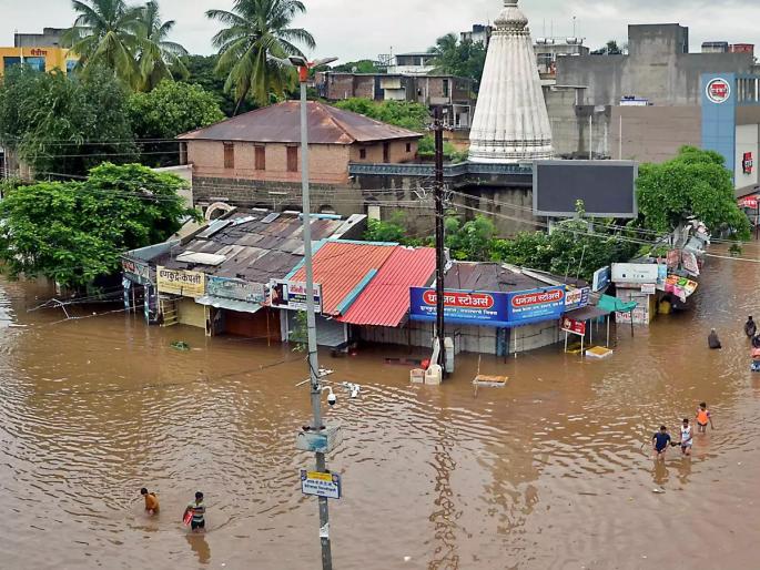 In Sangli district, 103 villages have been hit hard by heavy rains, floods, drought, Shirala and Palus; The merchant's collarbone broke | सांगली जिल्ह्यात १०३ गावांना अतिवृष्टी, महापुराचा दणका, वाळवा, शिराळा, पलूसमध्ये सर्वाधिक हानी; व्यापारी पेठेचे कंबरडे मोडले In Sangli district, 103 villages have been hit hard by heavy rains, floods, drought, Shirala and Palus; The merchant's collarbone broke | सांगली जिल्ह्यात १०३ गावांना अतिवृष्टी, महापुराचा दणका, वाळवा, शिराळा, पलूसमध्ये सर्वाधिक हानी; व्यापारी पेठेचे कंबरडे मोडले