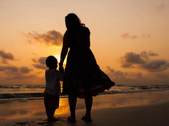 Everyone has the right to a mother's last name, a significant decision of the Delhi High Court | प्रत्येकाला आईचे आडनाव लावण्याचा अधिकार, दिल्ली उच्च न्यायालयाचा महत्त्वपूर्ण निकाल Everyone has the right to a mother's last name, a significant decision of the Delhi High Court | प्रत्येकाला आईचे आडनाव लावण्याचा अधिकार, दिल्ली उच्च न्यायालयाचा महत्त्वपूर्ण निकाल