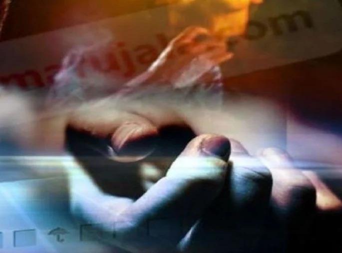 Honor Killing: Father strangles daughter; trying to pressurised marry with a married man | Honor Killing : बापाने मुलीची गळा दाबून केली हत्या; विवाहित पुरुषाशी लग्न करण्याची करत होती हट्ट Honor Killing: Father strangles daughter; trying to pressurised marry with a married man | Honor Killing : बापाने मुलीची गळा दाबून केली हत्या; विवाहित पुरुषाशी लग्न करण्याची करत होती हट्ट