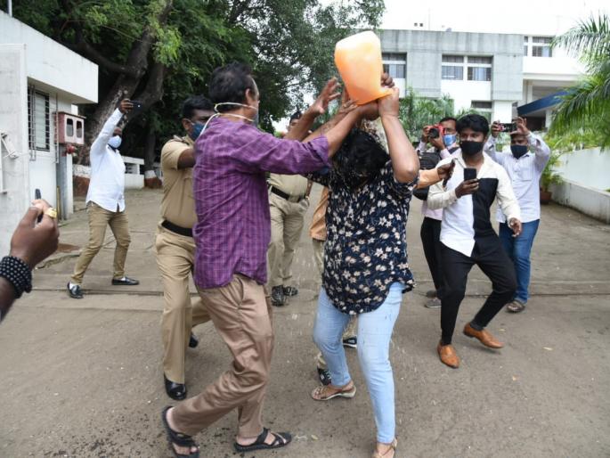 attempt self immolation woman front commissionerate police while chief minister is in nashik | Video : नाशकात मुख्यमंत्री असताना पोलीस आयुक्तालयासमोर महिलेचा आत्मदहनाचा प्रयत्न attempt self immolation woman front commissionerate police while chief minister is in nashik | Video : नाशकात मुख्यमंत्री असताना पोलीस आयुक्तालयासमोर महिलेचा आत्मदहनाचा प्रयत्न