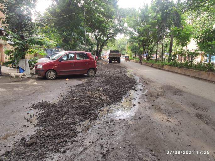 The lives of the citizens are in danger due to the negligence of the Municipal Corporation | महापालिकेच्या दुर्लक्षाने नागरिकांचे जीव धोक्यात, उल्हासनगरातील रस्त्यावर खडीचा मारा, अपघातात वाढ The lives of the citizens are in danger due to the negligence of the Municipal Corporation | महापालिकेच्या दुर्लक्षाने नागरिकांचे जीव धोक्यात, उल्हासनगरातील रस्त्यावर खडीचा मारा, अपघातात वाढ