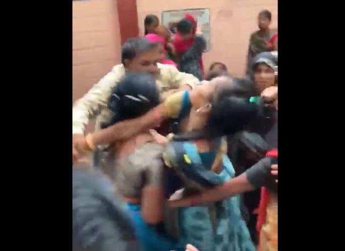 Corona Vaccination women fight for covid vaccination in chhapra bihar | Corona Vaccination : तुफान राडा! कोरोना लसीसाठी महिला एकमेकींच्या जीवावर उठल्या, रुग्णालयातच भिडल्या; जोरदार हाणामारी Corona Vaccination women fight for covid vaccination in chhapra bihar | Corona Vaccination : तुफान राडा! कोरोना लसीसाठी महिला एकमेकींच्या जीवावर उठल्या, रुग्णालयातच भिडल्या; जोरदार हाणामारी