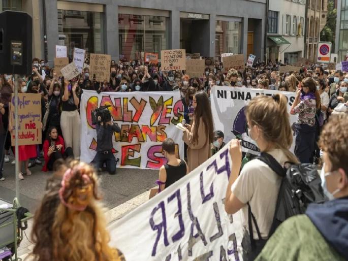 switzerland lady judge reduced jail sentence of rape accused because they raped woman only for 11 minutes | फक्त 11 मिनिटे बलात्कार झाल्याचं कारण देत आरोपीची शिक्षा केली कमी; कोर्टाच्या निर्णयानंतर संतापाची लाट switzerland lady judge reduced jail sentence of rape accused because they raped woman only for 11 minutes | फक्त 11 मिनिटे बलात्कार झाल्याचं कारण देत आरोपीची शिक्षा केली कमी; कोर्टाच्या निर्णयानंतर संतापाची लाट