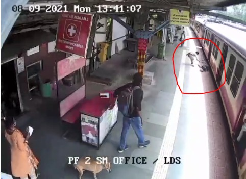 Well done! Railway police saved the life of a passenger who fell from a running local | शाब्बास! रेल्वे पोलिसांनी धावत्या लोकलमधून पडलेल्या प्रवाशाचे प्राण असे वाचविले Well done! Railway police saved the life of a passenger who fell from a running local | शाब्बास! रेल्वे पोलिसांनी धावत्या लोकलमधून पडलेल्या प्रवाशाचे प्राण असे वाचविले