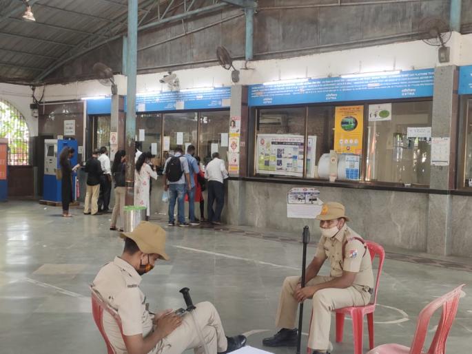 Extremely low response of citizens to download the pass at Kurla railway station | कुर्ला रेल्वे स्थानकावर पास डाऊनलोड करण्यासाठी नागरिकांचा अत्यंत अल्प प्रतिसाद Extremely low response of citizens to download the pass at Kurla railway station | कुर्ला रेल्वे स्थानकावर पास डाऊनलोड करण्यासाठी नागरिकांचा अत्यंत अल्प प्रतिसाद