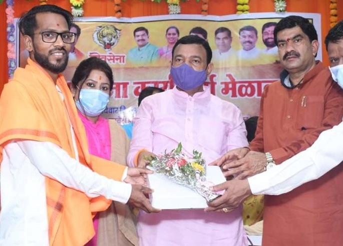 Hundreds of activists including Sarpanch, Deputy Sarpanch of 33 Gram Panchayats Joins in Shiv Sena | मुरबाडमध्ये शिवसेनेकडून विरोधकांना मोठा धक्का, ३३ ग्रामपंचायतींच्या सरपंच,उपसरपंचांसह शेकडो कार्यकर्ते शिवबंधनात Hundreds of activists including Sarpanch, Deputy Sarpanch of 33 Gram Panchayats Joins in Shiv Sena | मुरबाडमध्ये शिवसेनेकडून विरोधकांना मोठा धक्का, ३३ ग्रामपंचायतींच्या सरपंच,उपसरपंचांसह शेकडो कार्यकर्ते शिवबंधनात