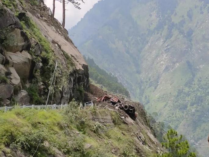 Landslide in Kinnaur : Landslide buried several vehicles including a bus, 40 people missing | मोठी दुर्घटना: भूस्खलन होऊन दरडीखाली गाडली गेली बससह अनेक वाहने, ४० जण बेपत्ता Landslide in Kinnaur : Landslide buried several vehicles including a bus, 40 people missing | मोठी दुर्घटना: भूस्खलन होऊन दरडीखाली गाडली गेली बससह अनेक वाहने, ४० जण बेपत्ता