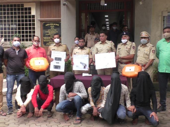 Accused of trying to commit dacoity with 10 kg of cannabis, 80 grams of gold jewelery arrested | १० किलो गांजा, ८० ग्रॅम सोन्याचे दागिन्यांसह दरोडा टाकण्याच्या प्रयत्नात असलेल्या आरोपींना अटक Accused of trying to commit dacoity with 10 kg of cannabis, 80 grams of gold jewelery arrested | १० किलो गांजा, ८० ग्रॅम सोन्याचे दागिन्यांसह दरोडा टाकण्याच्या प्रयत्नात असलेल्या आरोपींना अटक