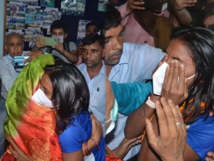 Uttarakhand brand ambassador vandana kataria remembered her father when she reached jollygrant airport | येऊ नका सांगूनही ते घ्यायला यायचे...; वडिलांच्या आठवणीने एअरपोर्टवर कासावीस झाली 'हॅटट्रिक गर्ल' वंदना! Uttarakhand brand ambassador vandana kataria remembered her father when she reached jollygrant airport | येऊ नका सांगूनही ते घ्यायला यायचे...; वडिलांच्या आठवणीने एअरपोर्टवर कासावीस झाली 'हॅटट्रिक गर्ल' वंदना!