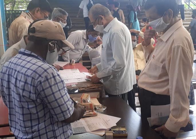 Municipal employees could not scan barcodes at railway pass help center, citizens queued up | रेल्वे पाससाठी मदत केंद्रावर महापालिका कर्मचाऱ्यांना बारकोड स्कॅन करता येईना, नागरिक रांगेत गोंधळले